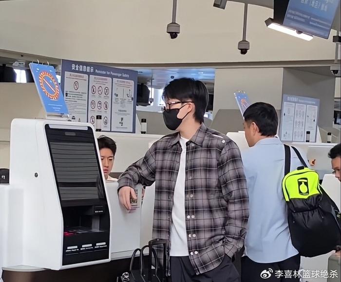 九游体育APP-国乒出征澳门冠军赛！孙颖莎显可爱，王楚钦穿搭太帅+调侃林诗栋