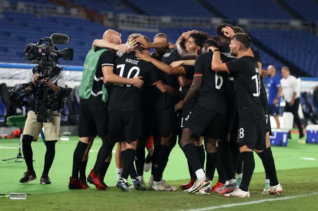 九游体育APP-险些被最弱对手冲垮！德国队这条纸糊防线让人揪心