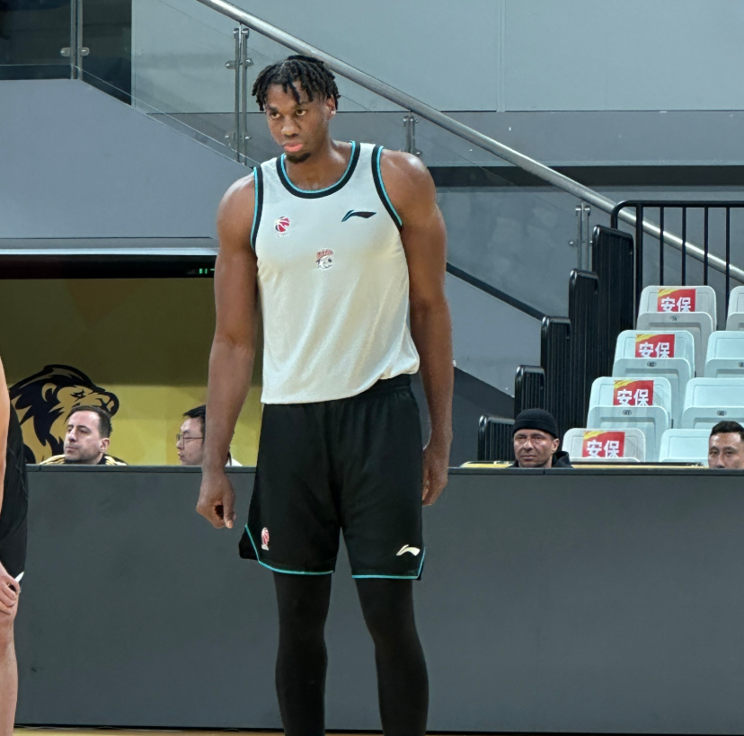 九游体育官网-上海热身险胜广厦！李添荣复出三分6中6，白边统治篮下！