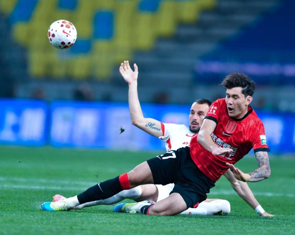 九游体育APP-一场1-0，让中超榜首易主，神仙进球诞生：第79分钟角球破门绝杀