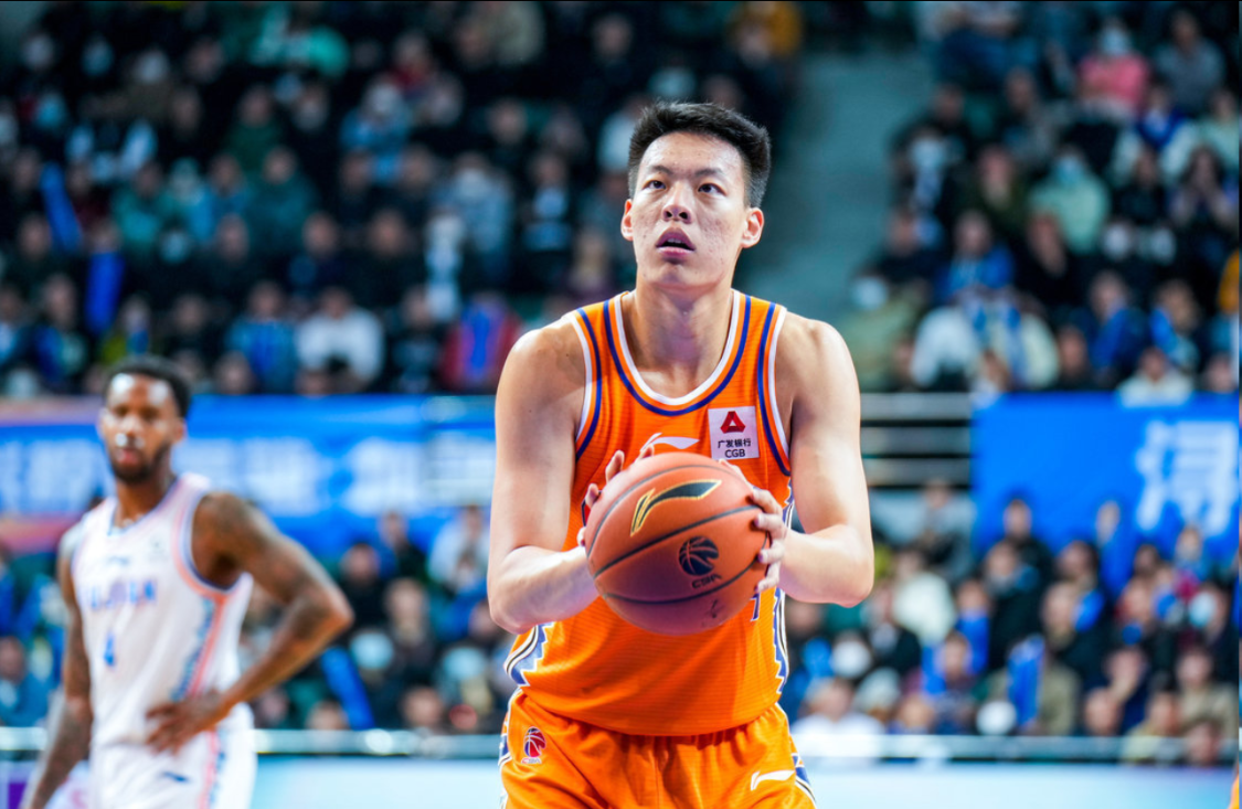 九游体育-1个板都抢不到！2米06大个子22分钟0板，郭士强当初看中他什么？
